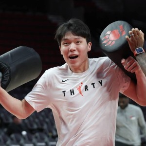 不容易！杨瀚森准两双硬扛压力 末节连中三分险造逆转