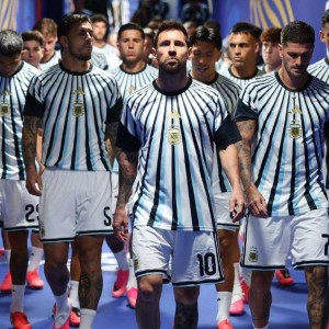 阿根廷vs奥地利：卫冕冠军遇德甲军团，梅西对决朗尼克高压体系